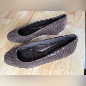 Trotter’s Women’s Wedge Heels in Metallic Brown - Size 9.5W